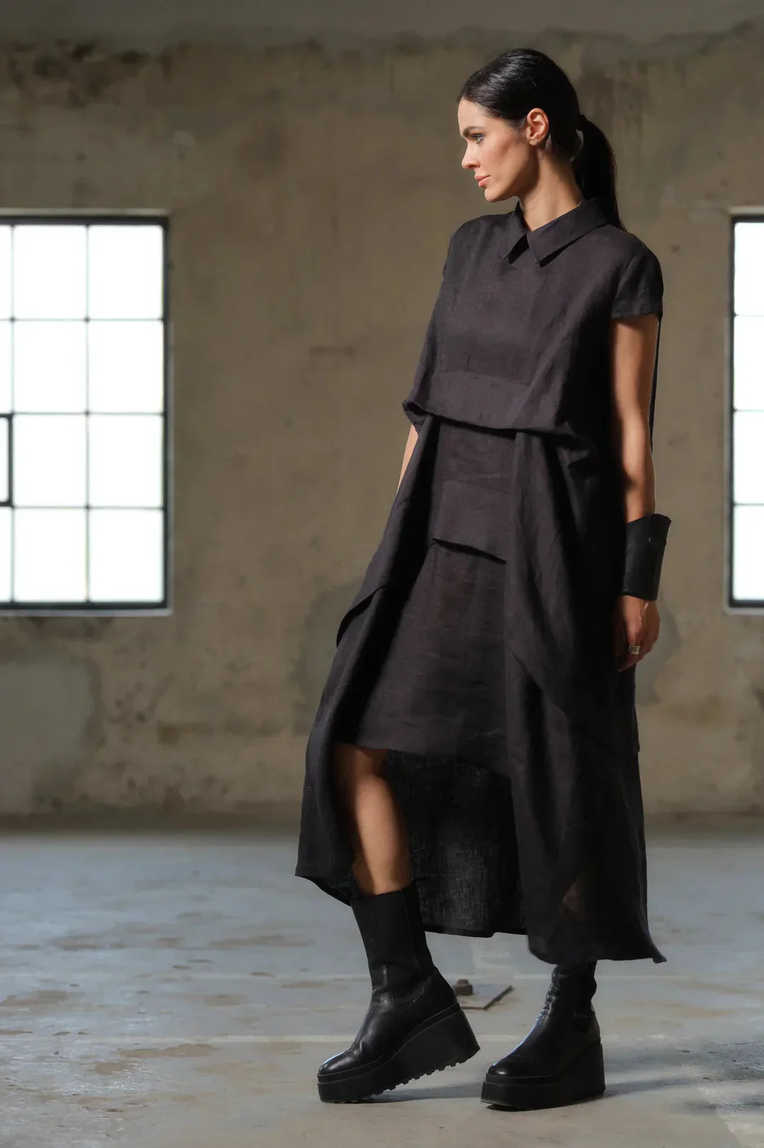 Linen Midi Dress with Short Sleeves: The Perfect Balance of Comfort, Elegance, and Timeless Style