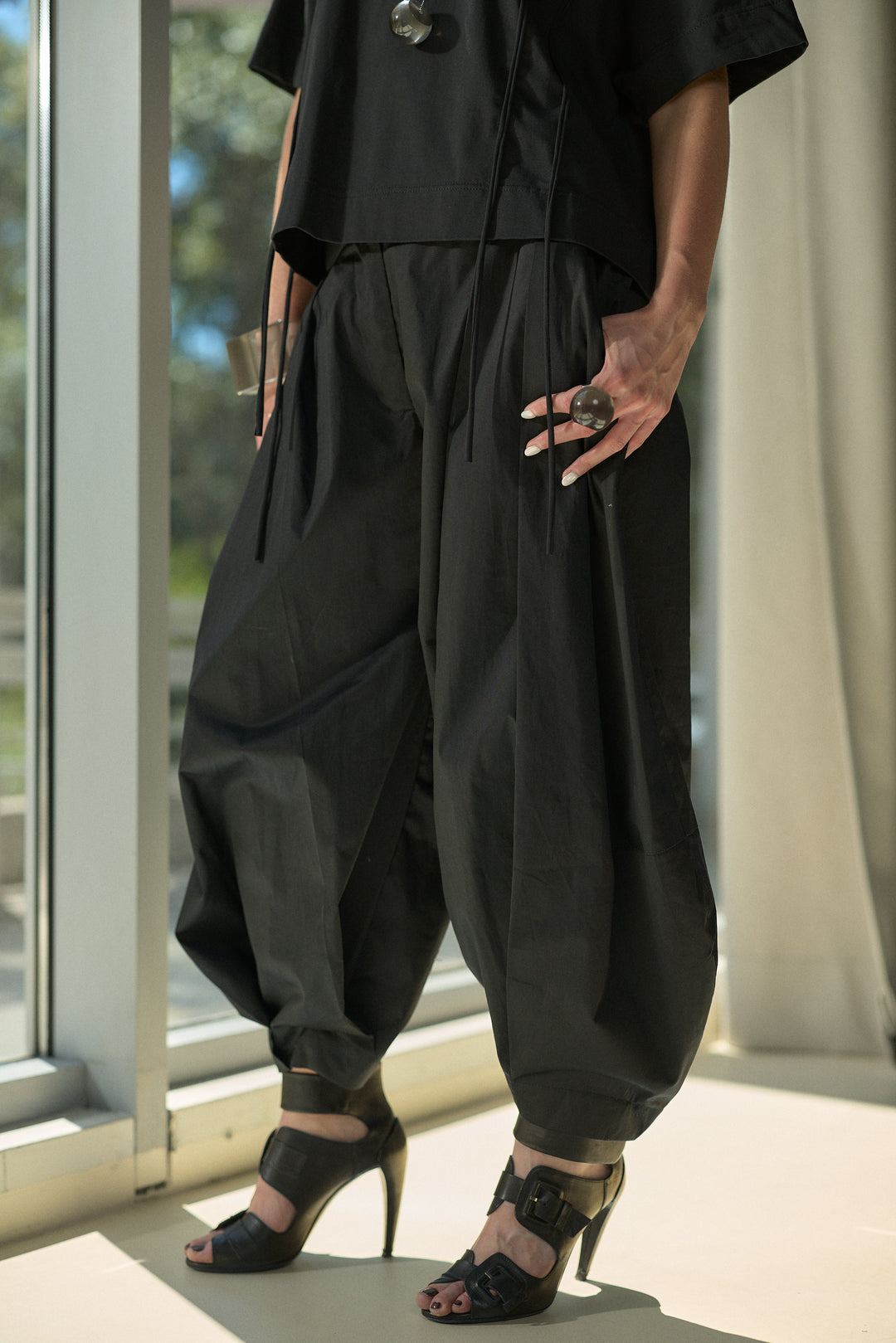 Schwarze Baggy-Hose aus Baumwolle