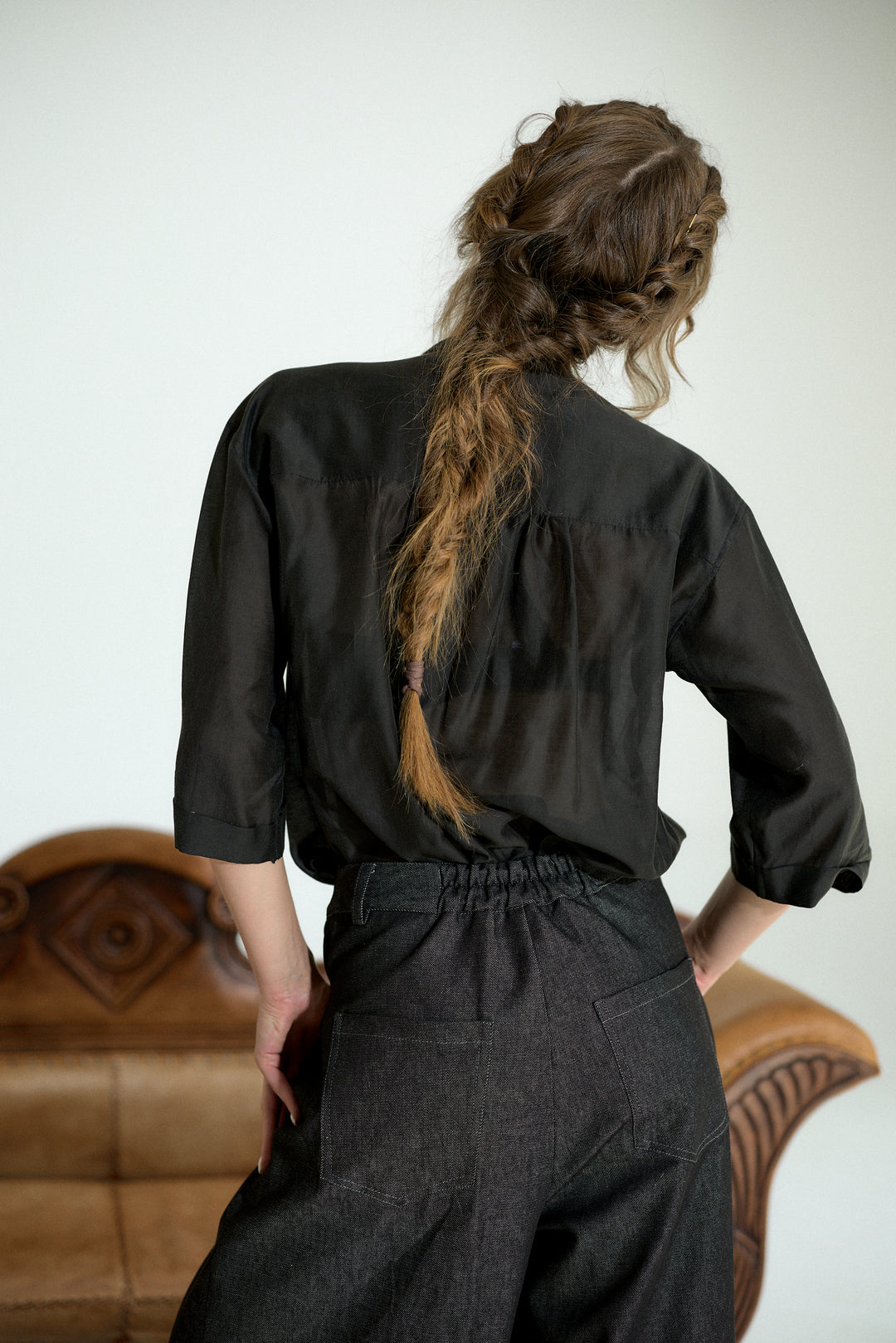 Black Viscose Blouse with Gathered Shoulders – Relaxed Elegant Fit