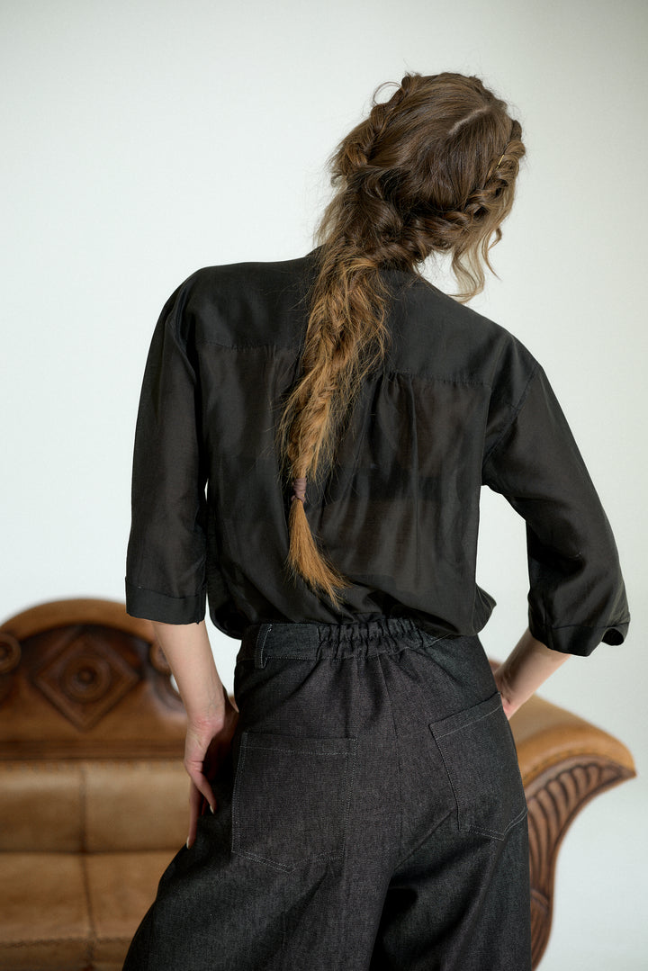 Black Viscose Blouse with Gathered Shoulders – Relaxed Elegant Fit