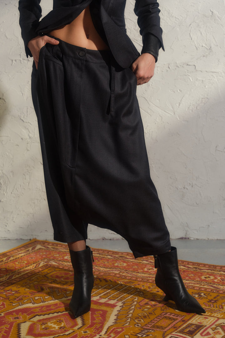 Schwarze Winterhose aus Wolle mit tiefem Schritt und asymmetrischen Details