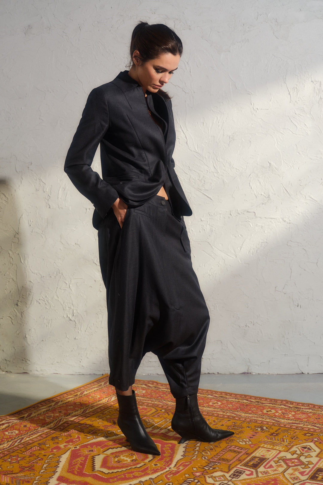 Schwarze Winterhose aus Wolle mit tiefem Schritt und asymmetrischen Details