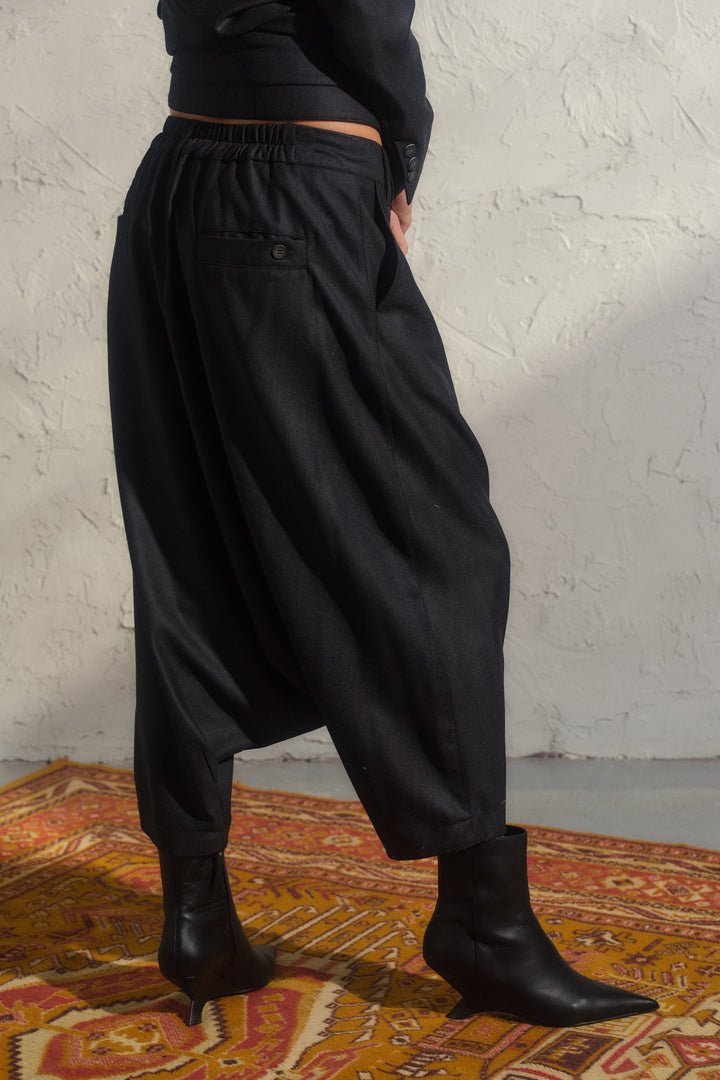 Schwarze Winterhose aus Wolle mit tiefem Schritt und asymmetrischen Details