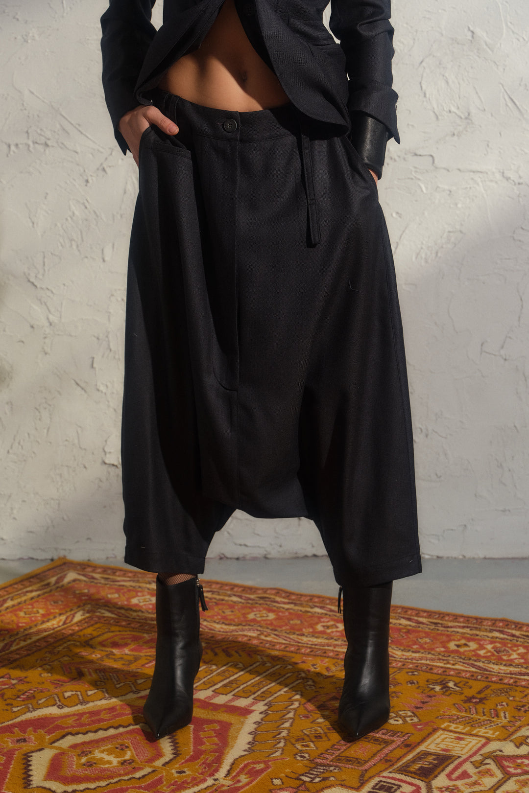 Schwarze Winterhose aus Wolle mit tiefem Schritt und asymmetrischen Details
