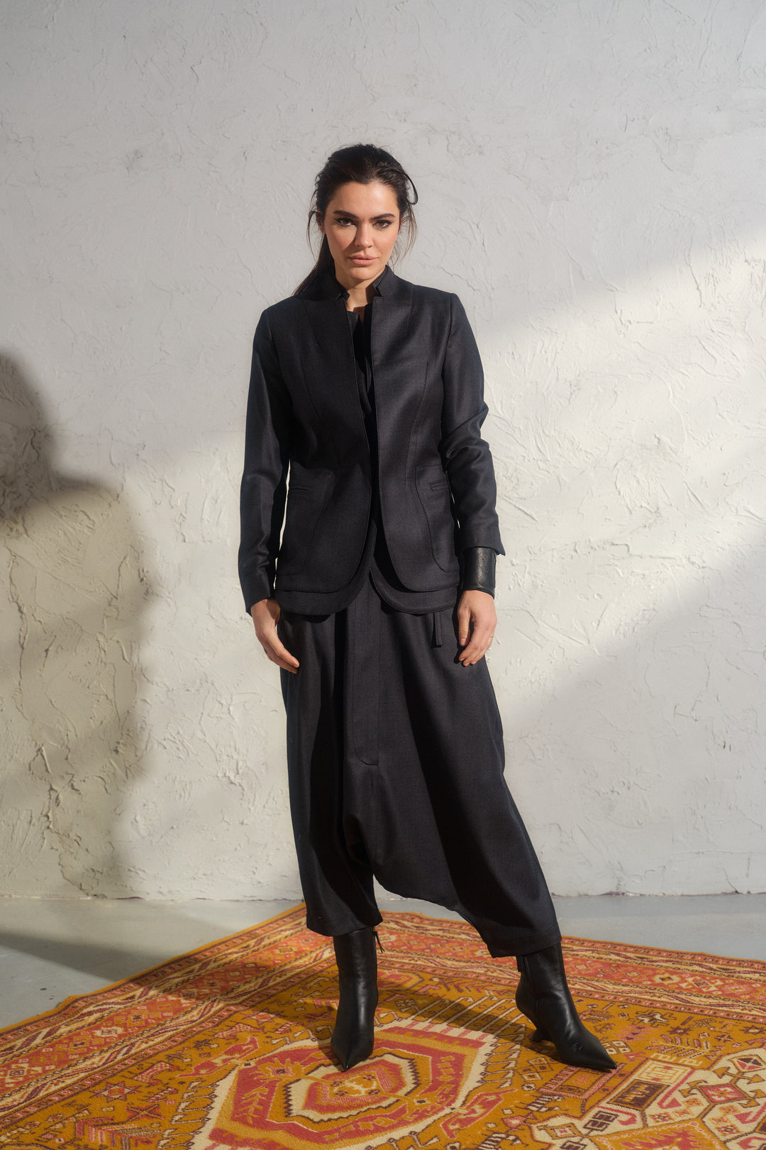 Schwarze Winterhose aus Wolle mit tiefem Schritt und asymmetrischen Details