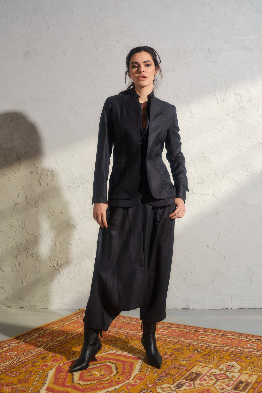 Schwarze Winterhose aus Wolle mit tiefem Schritt und asymmetrischen Details