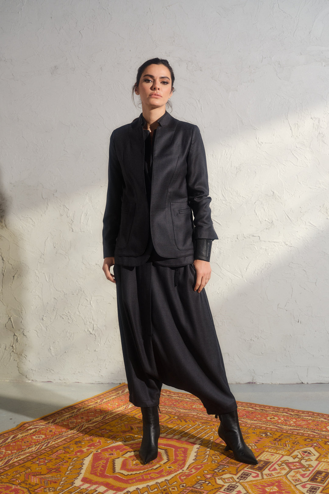 Schwarze Winterhose aus Wolle mit tiefem Schritt und asymmetrischen Details