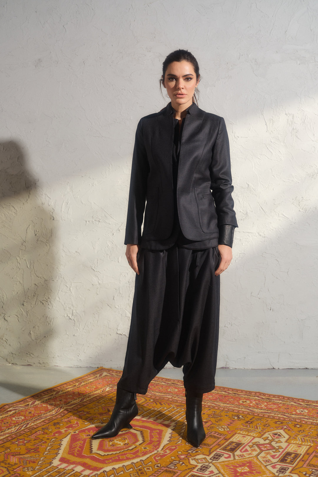 Schwarze Winterhose aus Wolle mit tiefem Schritt und asymmetrischen Details