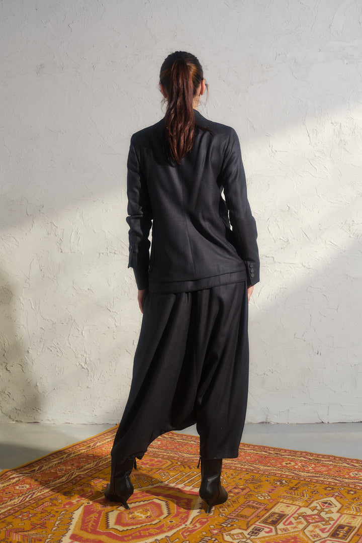 Schwarze Winterhose aus Wolle mit tiefem Schritt und asymmetrischen Details
