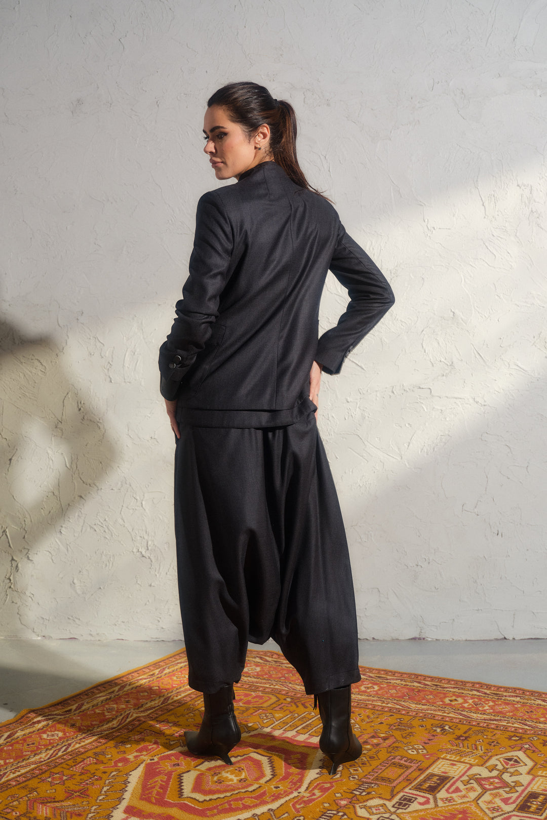 Schwarze Winterhose aus Wolle mit tiefem Schritt und asymmetrischen Details