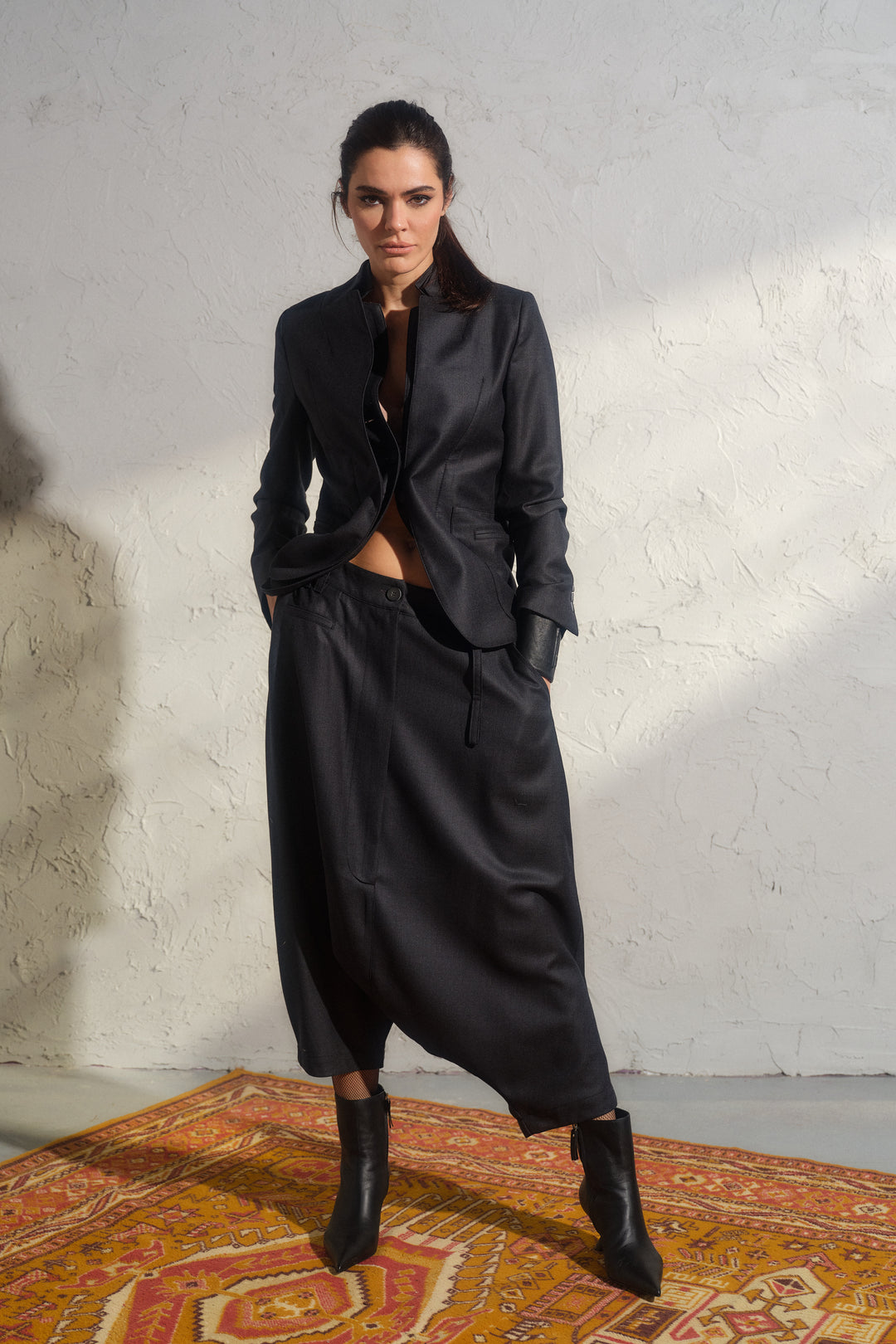Schwarze Winterhose aus Wolle mit tiefem Schritt und asymmetrischen Details