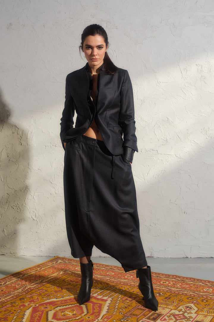 Schwarze Winterhose aus Wolle mit tiefem Schritt und asymmetrischen Details