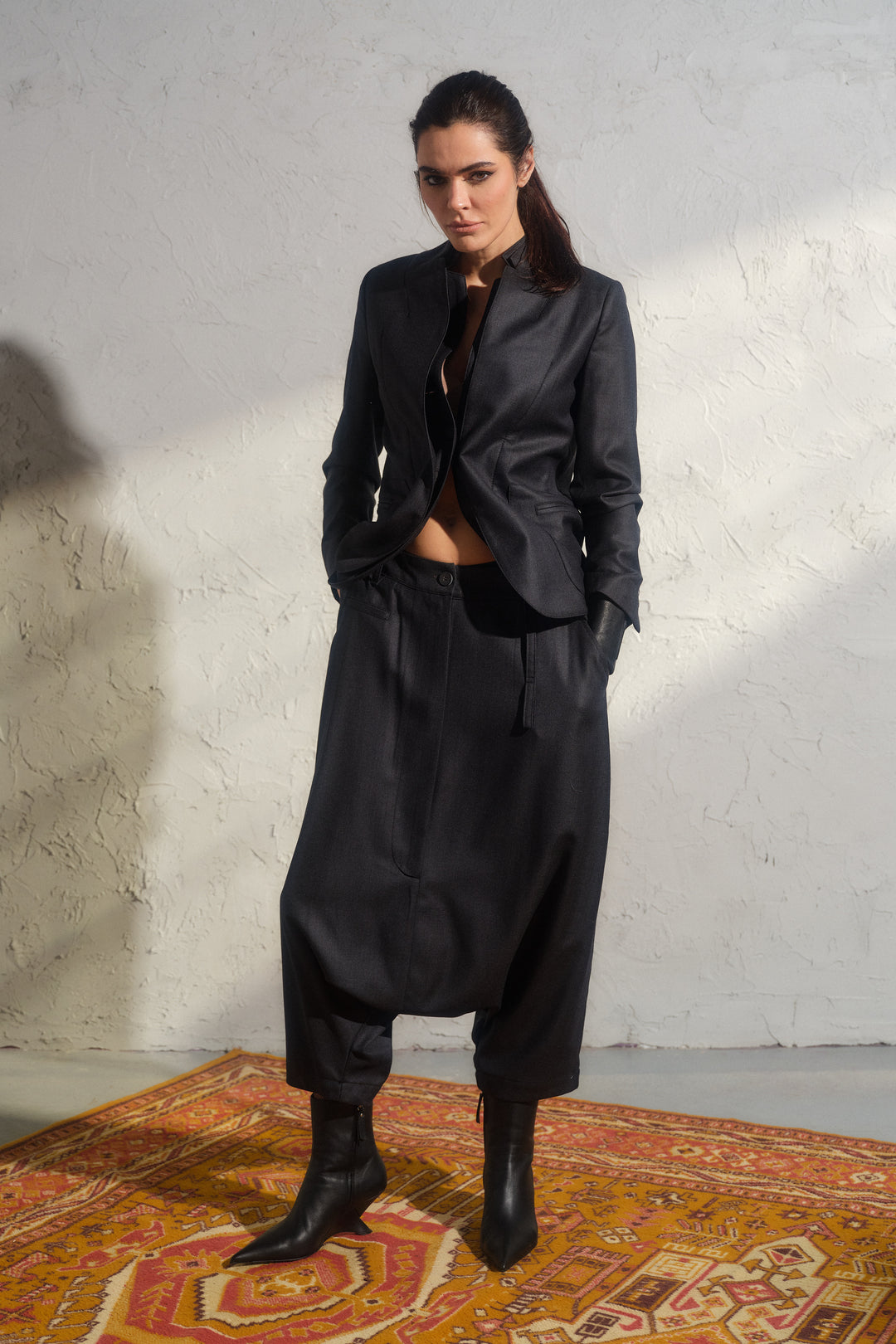 Schwarze Winterhose aus Wolle mit tiefem Schritt und asymmetrischen Details