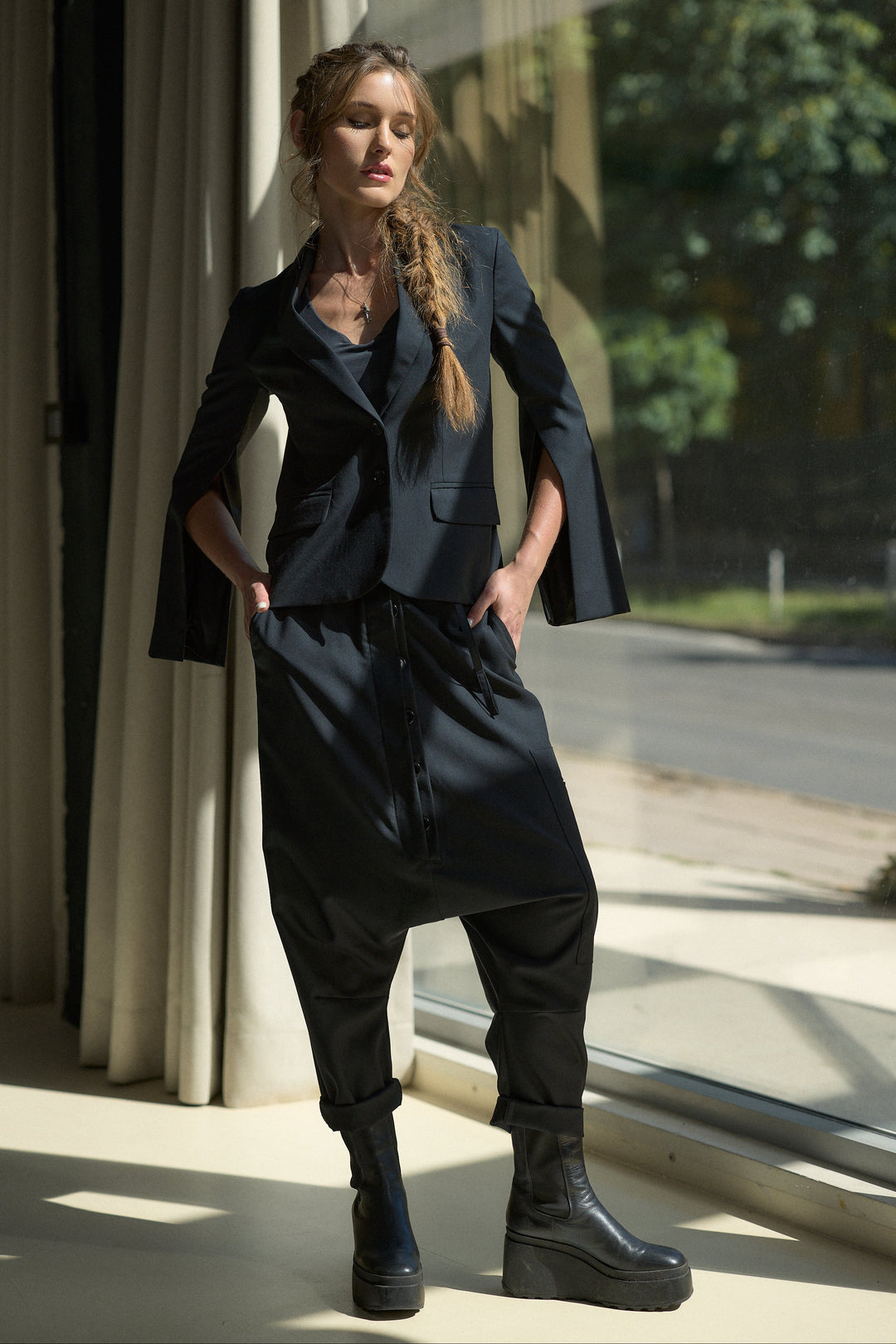 Pantaloni harem in lana d'avanguardia con dettagli asimmetrici