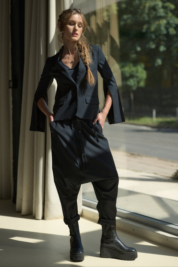 Pantaloni harem in lana d'avanguardia con dettagli asimmetrici