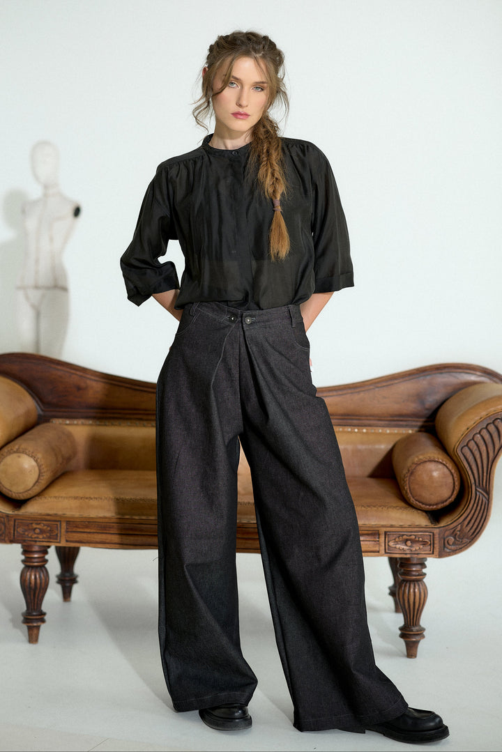 Avantgardistische Denimhose mit tiefem Schritt