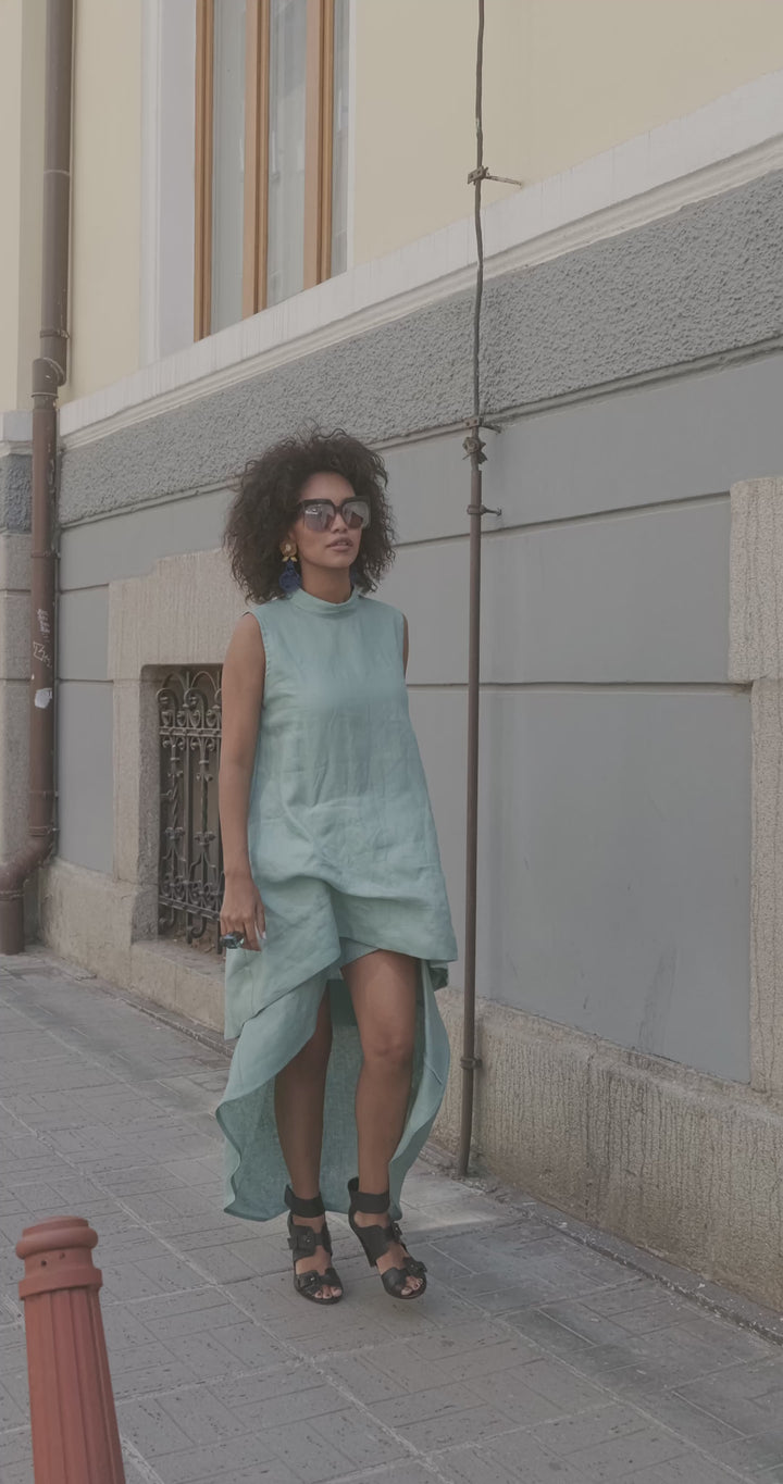 Avantgardistisches weißes Sommerleinenkleid