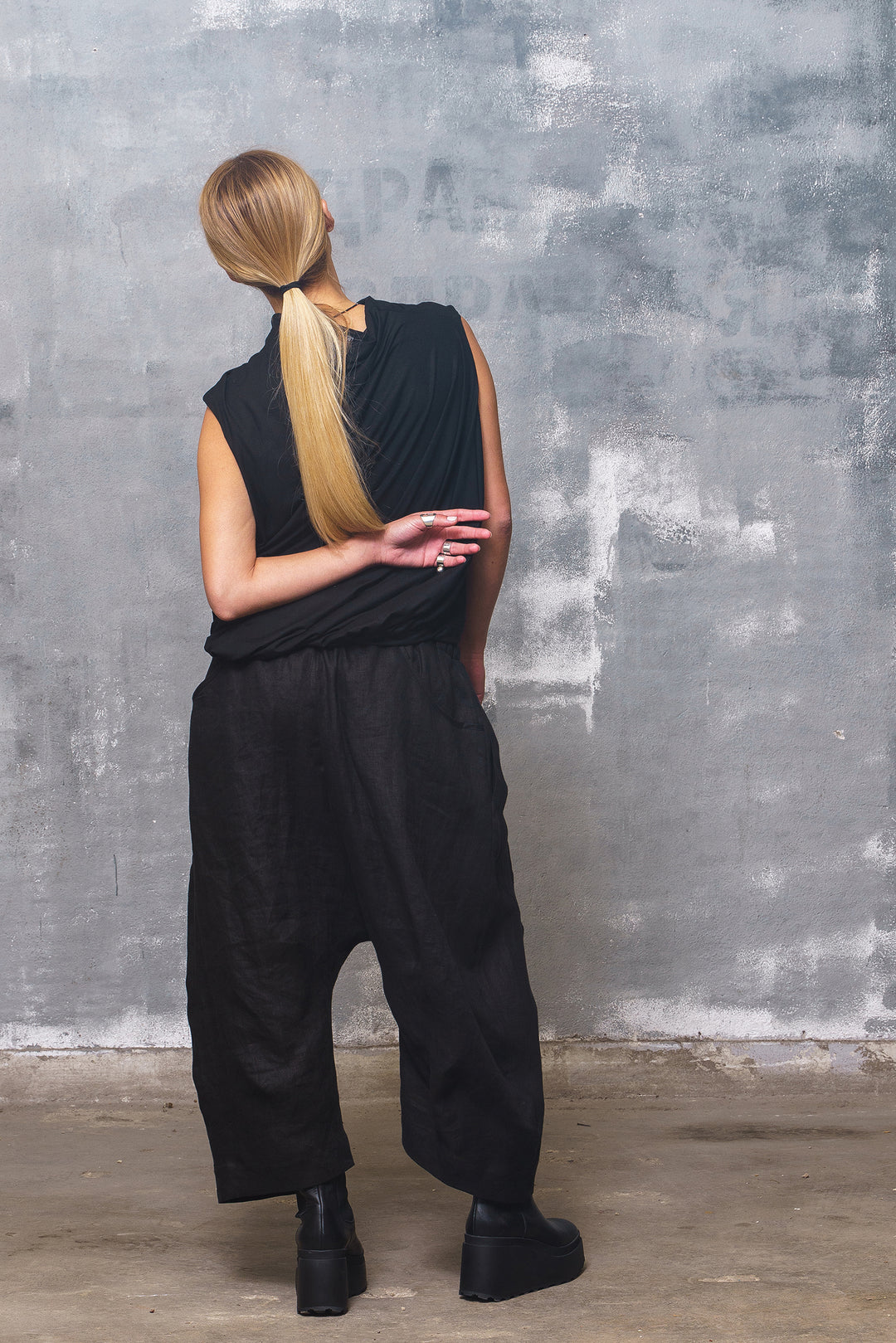 Sleeveless Black Minimalist Top