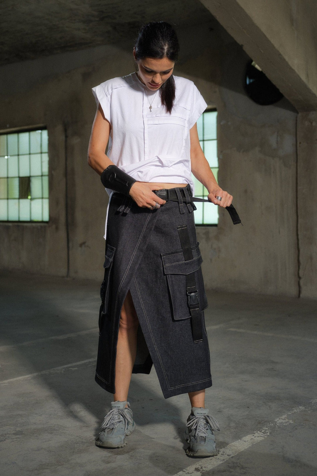 Denim cargo skirt with low waist, cargo pockets and wrap style