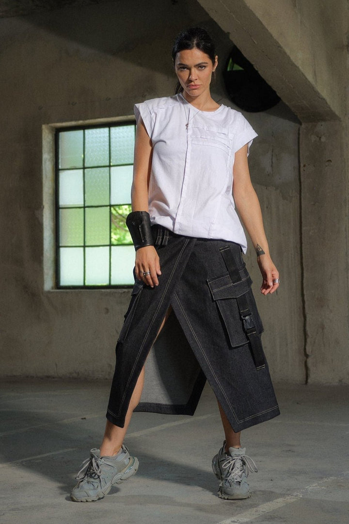 Denim cargo skirt with low waist, cargo pockets and wrap style